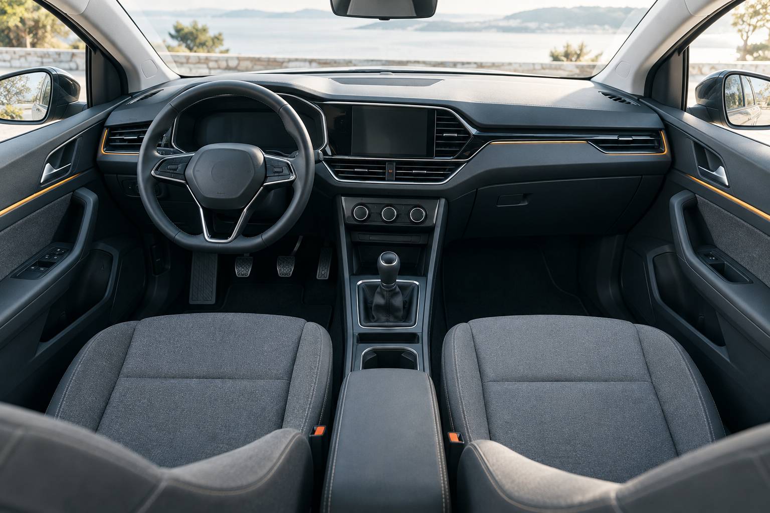 Intérieur sobre d'une voiture d'auto-école avec volant et pédales