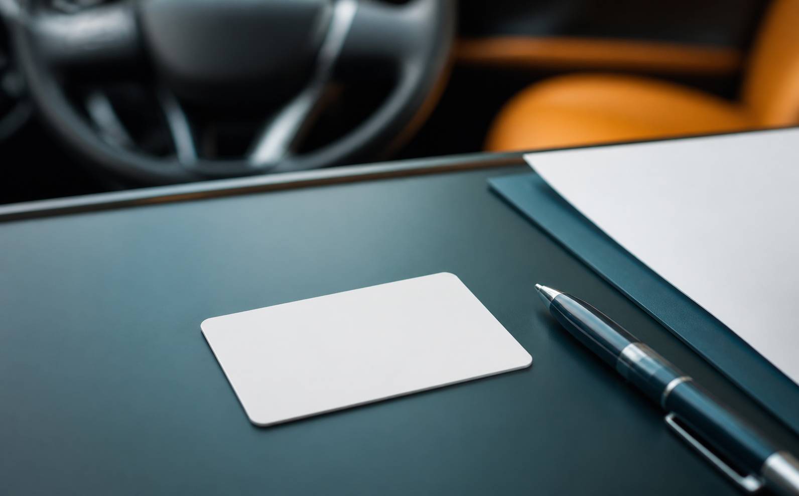 Carte de conduite blanche sans inscription sur un bureau avec stylo et document vierge